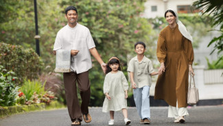 Anti-Gerah saat Mudik & Lebaran! Intip Inspirasi Mix & Match Busana Keluarga yang Nyaman dan Stylish
