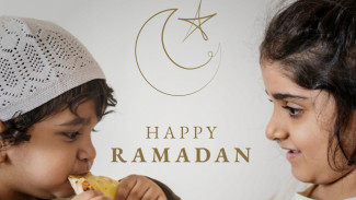Bukan Sekadar Puasa! Ini 7 Cara Mendidik Anak Suka Berbagi dan Beramal di Bulan Ramadan