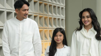 Moms, Contek Tips Selebriti Ini: Tetap Kompak di Hari Raya Tanpa Harus Pakai Baju Sama Persis!