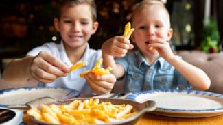 Kelihatannya Sehat, Ternyata Tidak! Ini 3 Snack Anak yang Perlu Diwaspadai