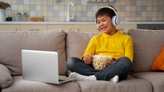 Lindungi Anak di Dunia Digital Tanpa Membatasi, Ini Strateginya Moms!