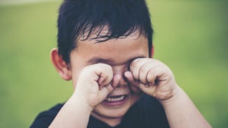 Jangan Sepelekan! Kebiasaan Ngusek Mata pada Anak Bisa Picu Kerusakan Serius