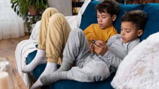 Bukan Cuma Bikin Malas, Kecanduan Gadget Ternyata Bisa Ganggu Perkembangan Otak Anak