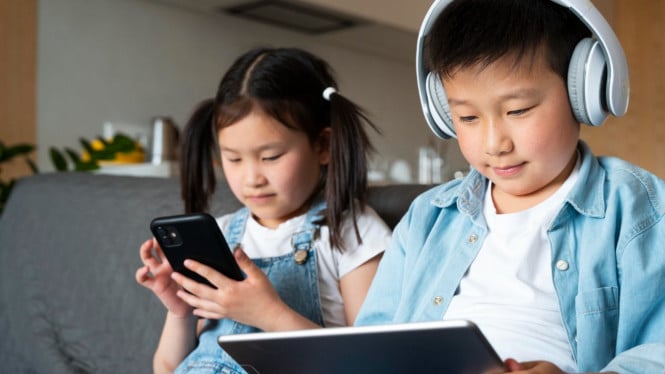 ilustrasi anak main gadget