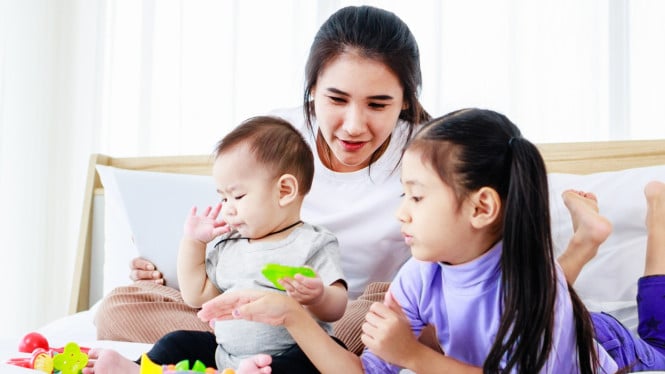 Ilustrasi Ibu Mendidik Anak