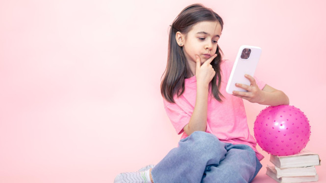 Ilustrasi anak dan gadget