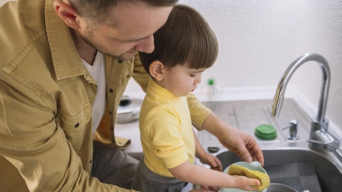 Ilustrasi ayah dan anak cuci piring