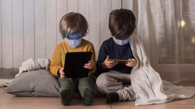Ilustrasi anak dan gadget