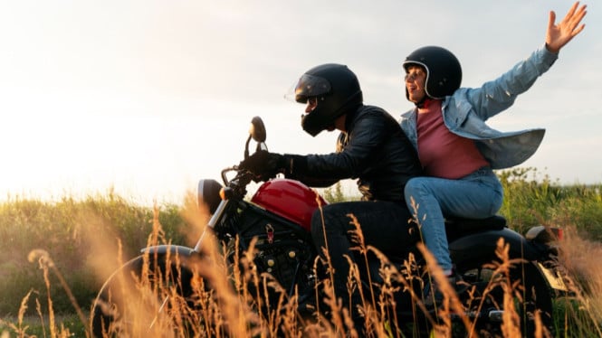 Ilustrasi suami istri touring