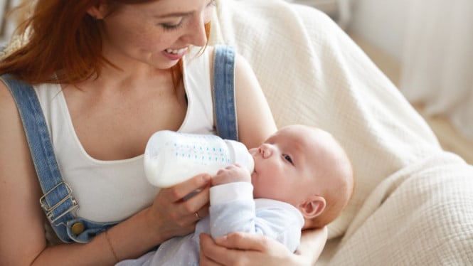 Ilustrasi Bayi Minum Susu