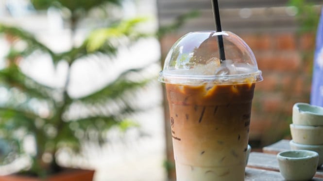 Ilustrasi es kopi gula aren