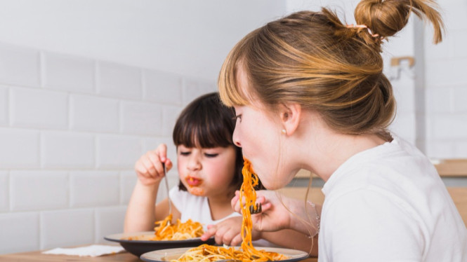 Ilustrasi anak makan mie