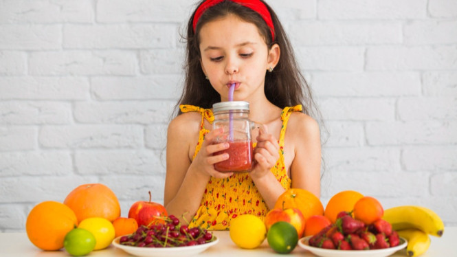 Ilustrasi Anak Minum Jus