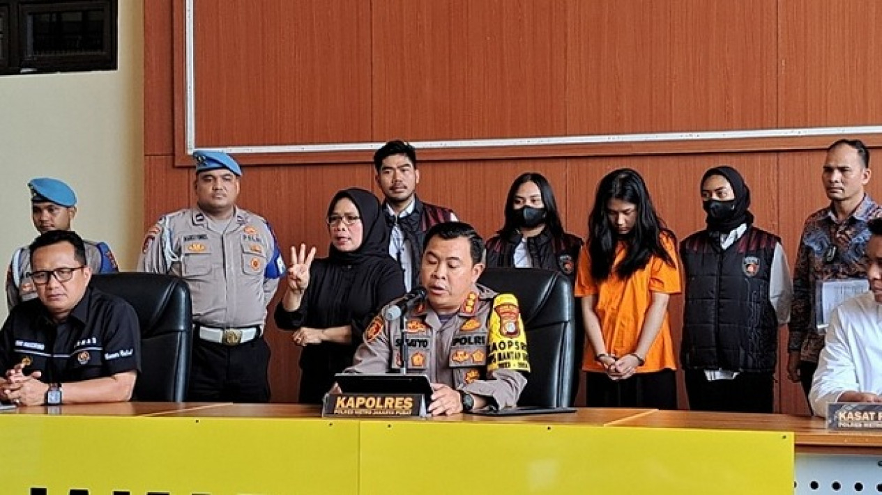 Foto Polisi: Hasil Penipuan Tiket Coldpaly Tersangka Liburan Ke Belanda ...