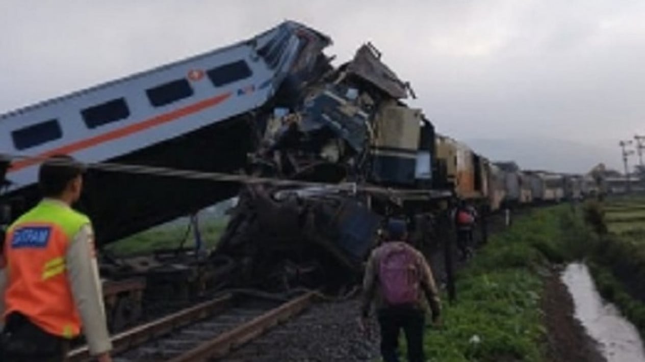 Foto Pt Kai Lakukan Evakuasi Korban Tabrakan Kereta Turangga Dengan Ka Bandung Raya Di Cicalengka 4294