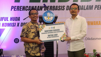 Syaiful Huda Serahkan Bantuan TIK Bagi Sejumlah Sekolah di Purwakarta