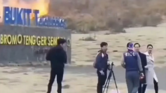 Kawasan Wisata Gunung Bromo Terbakar, Diduga Karena Flare Yang Dinyalakan Pengunjung