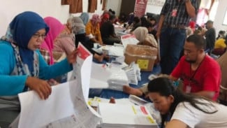 Pekerjakan Masyarakat Untuk Pelipatan Surat Suara Pemilu 2024, KPU Purwakarta Beri Honor Segini
