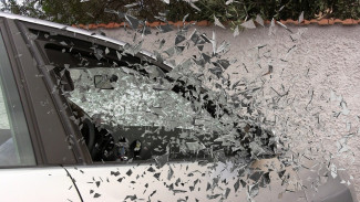 Kecelakaan di Tol Depok- Antasari, Satu Mobil Ringsek Tertimpa Baja Konstruksi