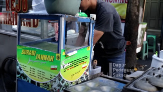 Raup 1,5 Juta Sehari, Mantan Pedagang Es Campur Kini Jualan Surabi Bandung