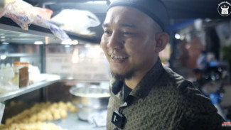 Berhenti Jadi Kontraktor, Pria Ini Raup Omzet Rp2 Juta Sehari dengan Jualan Onde-onde