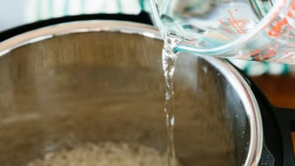 Bukan Disikat, Ini 3 Cara Membersihkan Rice Cooker Gosong hingga Mengkilap