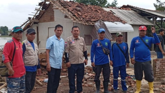 Puluhan Rumah Rusak Dihantam Puting Beliung, Dinsos Subang Salurkan Bantuan Logistik