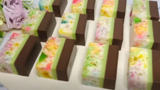 Puding Serut Pelangi Coklat Matcha, Sajian Cantik dan Lezat untuk Hajatan!
