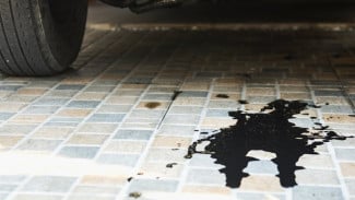 Jangan Langsung Dipel, Ini 12 Cara Membersihkan Bekas Oli di Lantai agar Tidak Licin