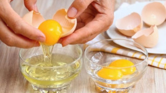 Cara Praktis Pisahkan Kuning Telur dan Tips Menyimpannya Agar Tahan Lama