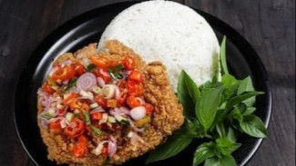 Resep Ayam Geprek Sambal Matah, Sensasi Pedasnya Bikin Gak Mau Berhenti Makan!