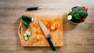 Tips Bersihkan Talenan Kayu Berjamur, Cuma Pakai Lemon!