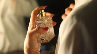 3 Cara Menggunakan Parfum yang Benar Agar Wangi Tahan Lama
