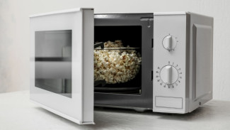 Cuma 5 Menit! Begini Cara Mudah Bersihkan Microwave Tanpa Ribet