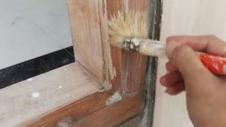 Hapus Noda Semen di Kusen Pintu dan Jendela dengan Mudah! Dijamin Kinclong