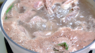 Noda Lemak Minggat! Ini Dia Cara Mudah Bersihkan Peralatan Masak Setelah Masak Daging
