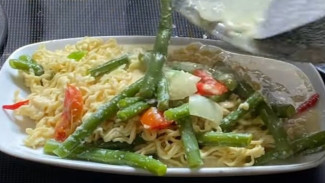 Modal Gak Sampai Rp10 Ribu Jadi Mie Telur Creamy Ala Rumahan, Anak-anak Dijamin Lahap!