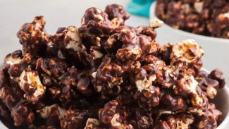 Pakai Cara Ini Buat Bikin Popcorn Cokelat Super Mengembang! Pasti Enak Seperti Camilan Bioskop