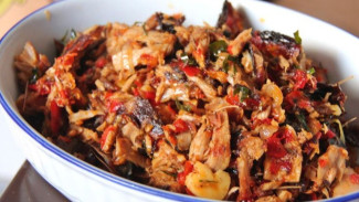Gak Perlu ke Manado, Cakalang Rica Pedas Autentik Bisa Kamu Masak Sendiri!