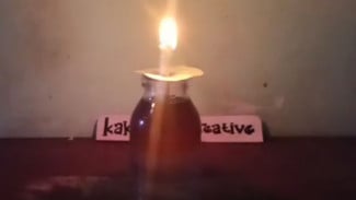 Cuma Modal Botol Bekas dan Jelantah, Bisa Bikin Lampu Darurat Keren yang Nyala Terang saat Listrik Mati!