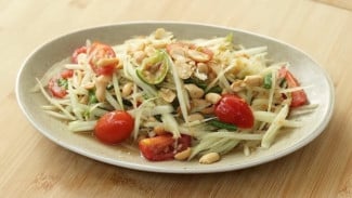 Buat Som Tam di Rumah Yuk! 7 Langkah Mudah Bikin Salad Pepaya Pedas Segar Ala Thailand