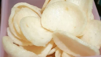 Renyah Crunchy! Begini Tips Menggoreng Kerupuk Udang Agar Mekar dan Krispi