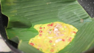 Tips Menggoreng Telur Pakai Daun Pisang, Bebas Lemak dan Menyehatkan