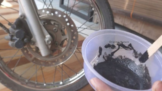 Cukup 2 Bahan Sederhana! Serbuk Batu Baterai Bekas dan Sabun Cuci Piring Bikin Ban Motor Kinclong Tanpa Semir
