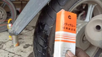 Ban Tubeless Bocor? Tidak Perlu ke Tukang Tambal, Cukup Gunakan Lem G, Gini Caranya