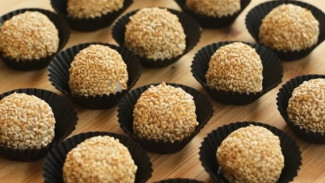 Mau Buat Mochi Wijen Isian Kacang Khas Semarang? Coba Tips Rahasia Ini, Dijamin Kenyal!