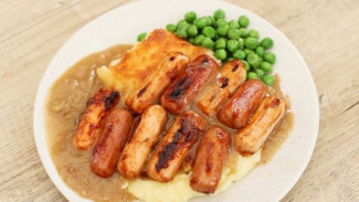 Rahasia Sosis Bakar Sempurna dengan Mashed Potato dan Onion Gravy, Cuma Butuh 3 Bahan!