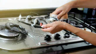 Cuci Kompor dengan Sabun Cuci Cair Tetap Licin? Tambahkan Bahan Ini, Bersih dan Kesat!