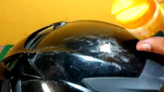 Amazing! Tambal Helm Bolong dengan Lem G dan Baking Powder, Hemat Berkat Sentuhan Tangan Kreatif!