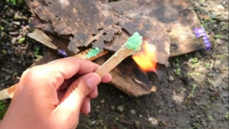 Bukan Sihir, Ini Trik Aneh Nyulut Api dari Kayu Basah Pakai Sabun dan Bensin!